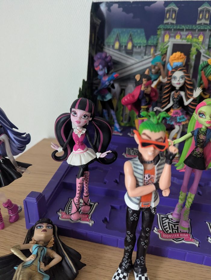 Lot de 16 figurines Monster high avec support et décor - photo numéro 7