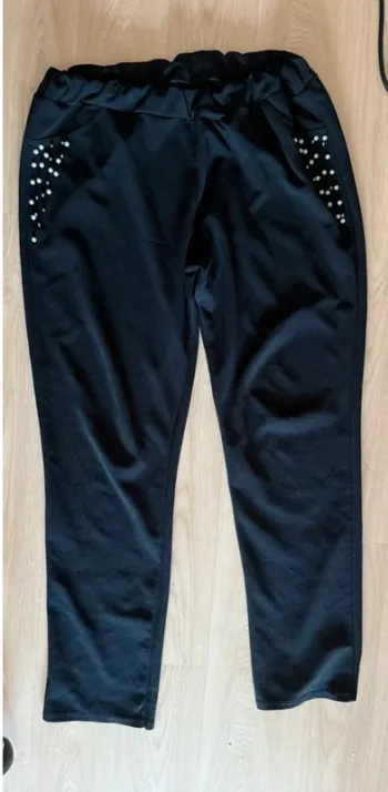 Pantalon noir avec détails perlés aux poches