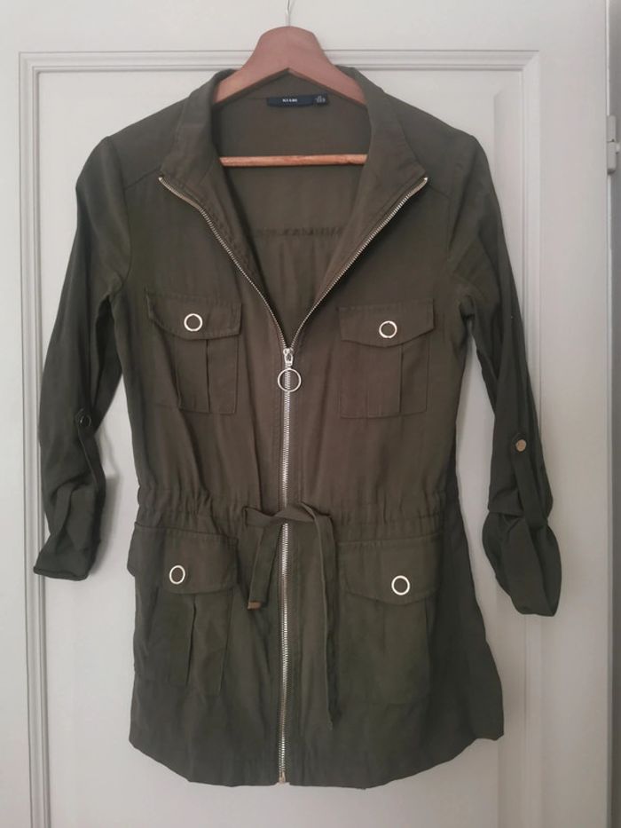 Veste kaki avec détails dorés
