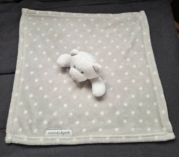 Doudou ours carré plat polaire gris à pois blanc - Blankets & Beyond
