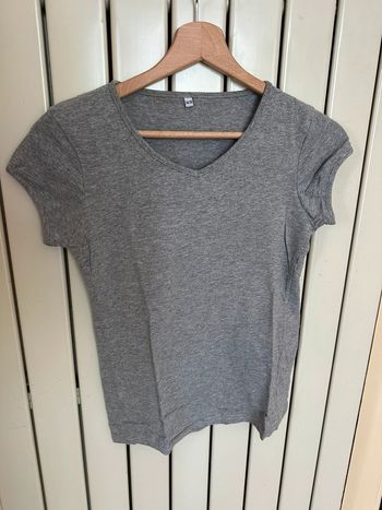 T-shirt gris simple col v
