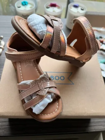 Sandalettes Friboo rose nacrées et pailletées 28 neuves