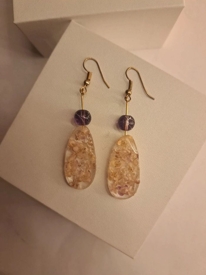 Boucles d'oreilles pendante en résine florale - photo numéro 10