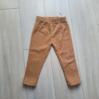 Pantalon en jeans couleur camel. Taille élastique. Garçon 23 mois