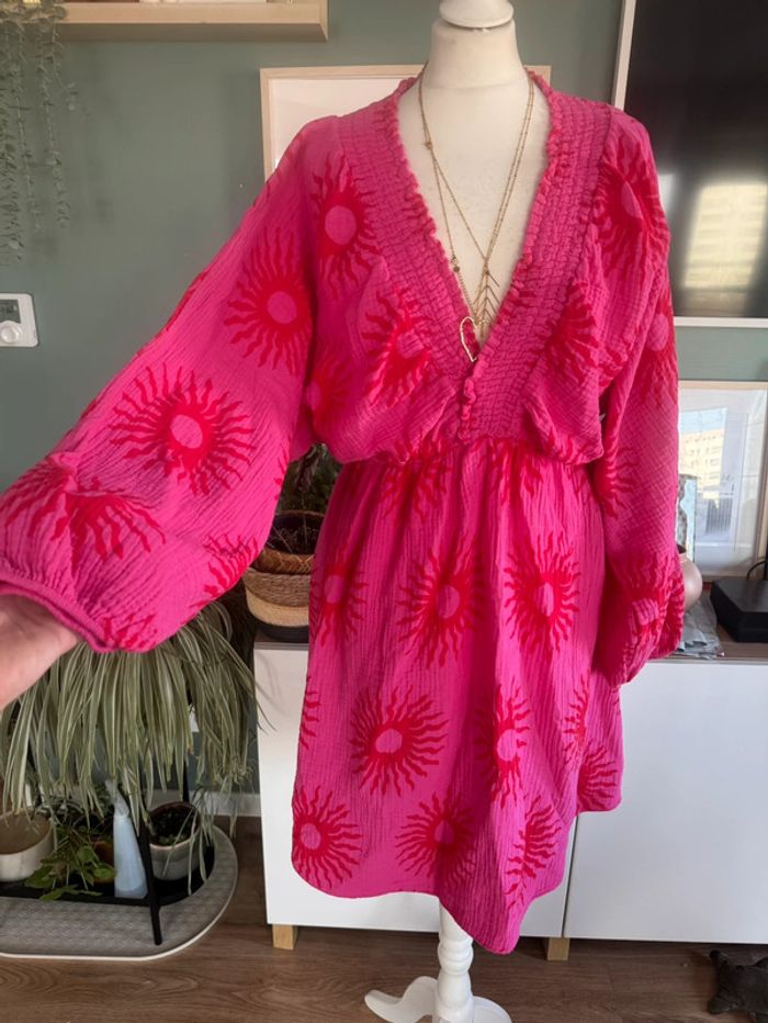 Robe en gaz de coton Fushia soleil rouge manches ballons col V grande taille 42-46 - photo numéro 2