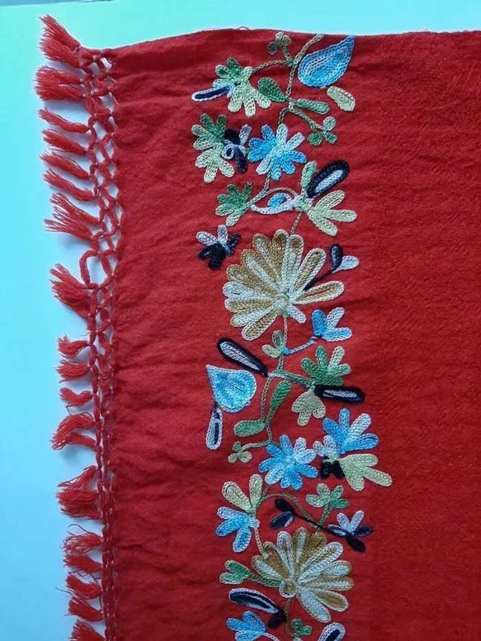 Superbe châle en laine rouge vintage brodé - photo numéro 3
