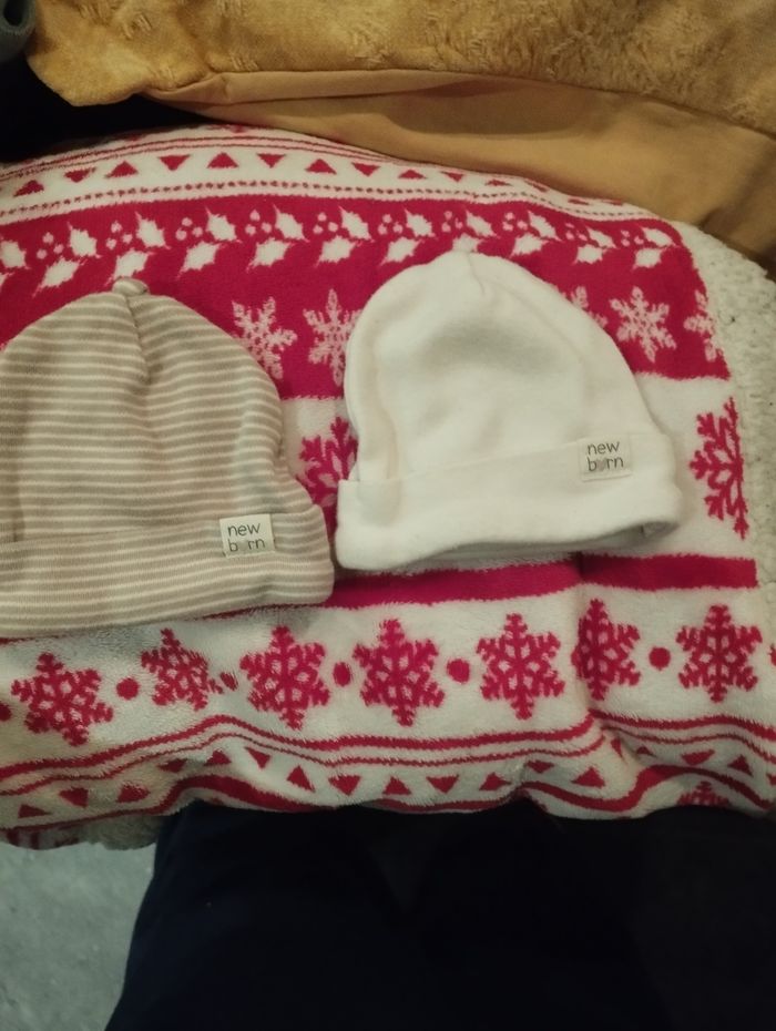 2 bonnets de naissance Kiabi neuf