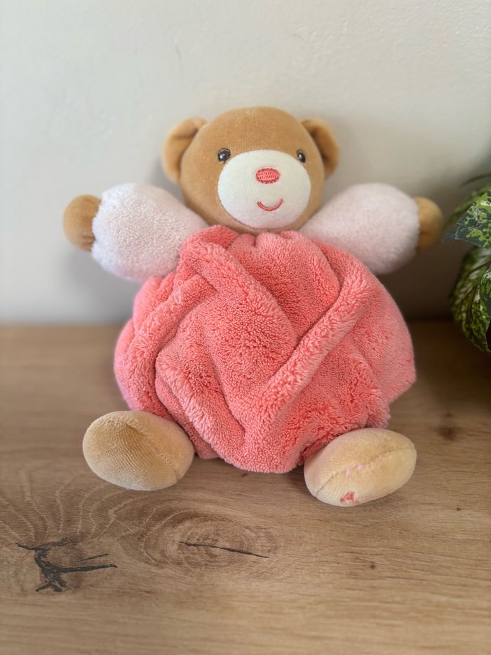 Doudou peluche ours boule plume rose kaloo