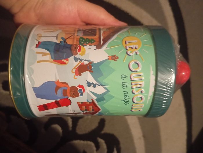 Boîte avec oursons en chocolat.