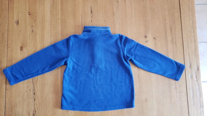 Lot 4 ans : 1 sweat polaire + 1 pantalon + 2 pulls + 1 chemise et 1 tee-shirt - photo numéro 4