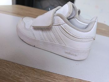 T 25 Baskets bébé Adidas blanches – Bon état