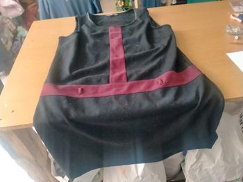 Robe noire et bordeau