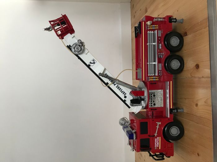 Camion de pompier à grande échelle - photo numéro 2