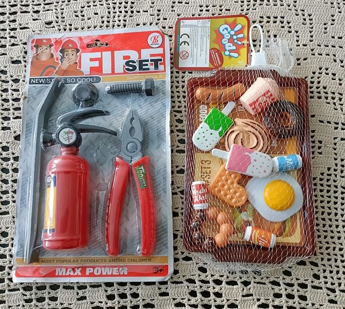 1 lot de dinette breakfast et 1 équipement de sauvetage