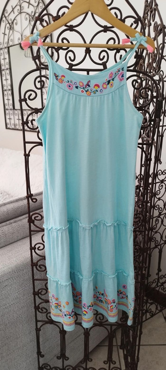 Robe bleu et fleurs C&A 10 ans très bon état.