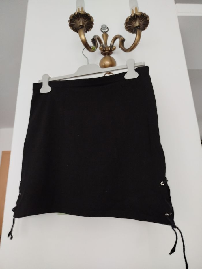 Jolie jupe courte  avec lacets sur les côtés.  Taille 3