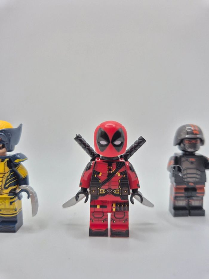 Figurines type lego Deadpool et Wolverine + 2 agents TVA Marvel - photo numéro 2