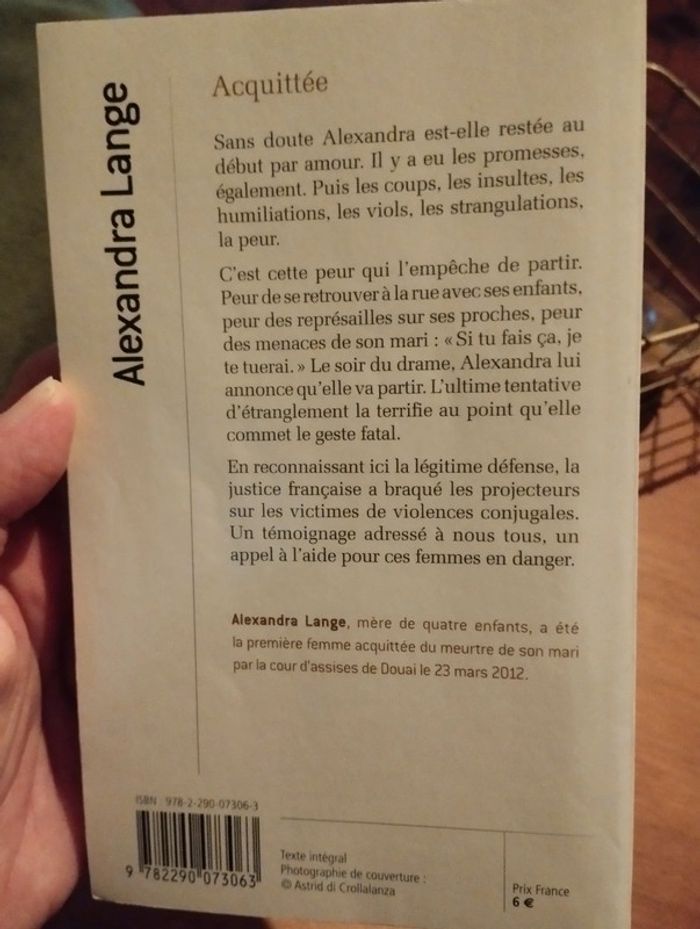 Livre d'Alexandra Lange "Acquittée" - photo numéro 2
