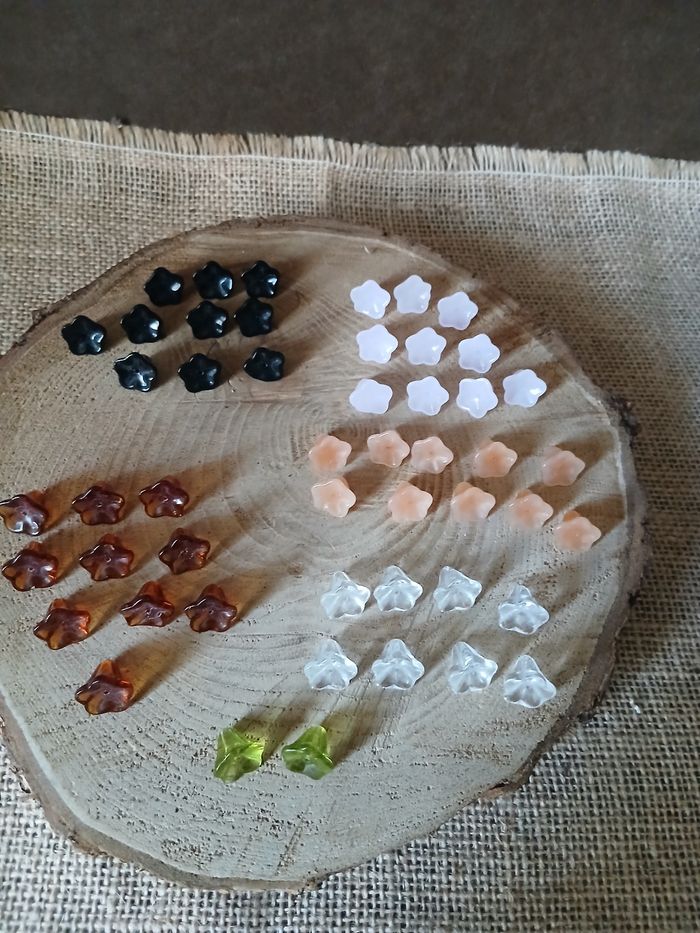 Lot de 50 perles en verre fleur noir marron rose beige transparente verte