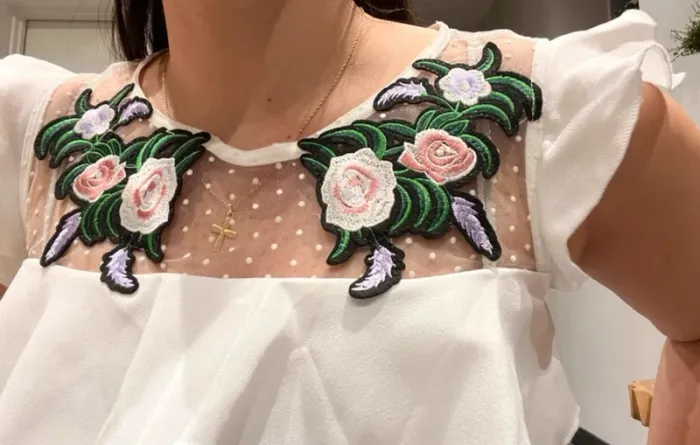 Tee shirt blanc avec broderies fleurs - photo numéro 3