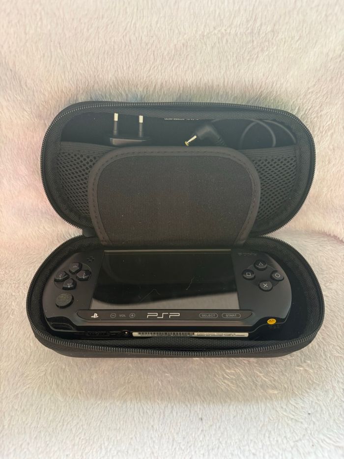 Psp avec 2 jeux et pochette
