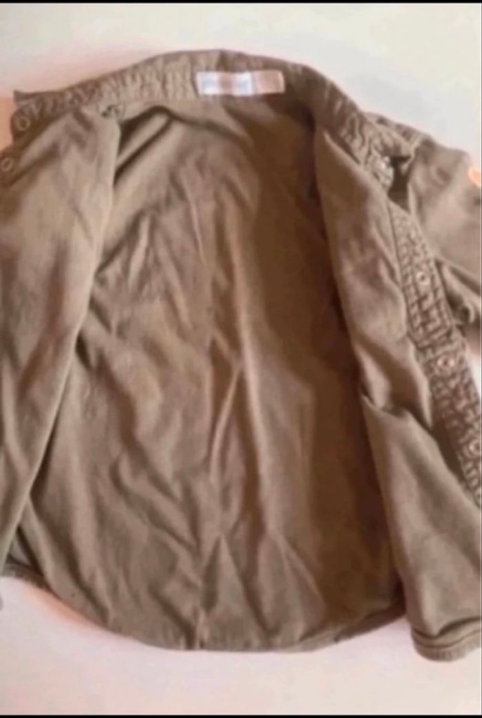 Chemise / Sur chemise TRÈS BON ÉTAT pour garçon taille 2 ans / 92 cms  couleur kaki - photo numéro 3