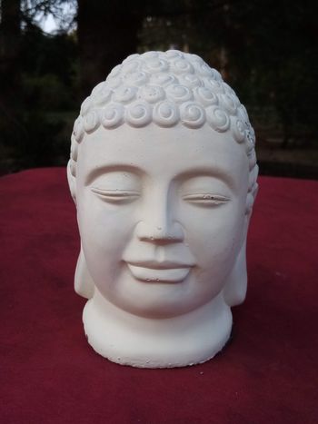 Tête de bouddha blanche en pierre reconstituée ( n°17)