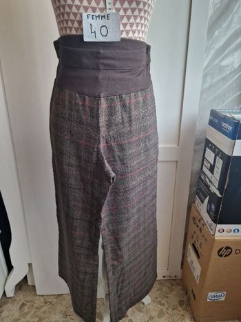 Pantalon, marron à carreaux rouge, en très bon état, taille haute, forme flared