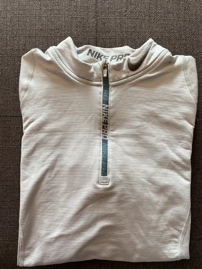 Haut Nike Pro 1/4 Zip Gris Clair taille M- Parfait pour Sport et Lifestyle