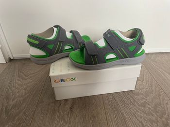 Chaussures Sandales Claquettes de la marque Geox Pointure 33 neuves en boîtes d’origine Neuf