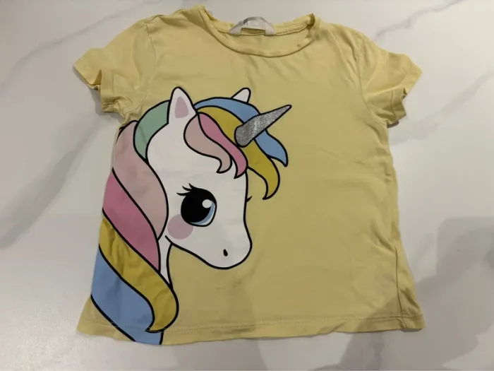 T-shirt manches courtes jaune licorne H&M 98/104 cm - photo numéro 2