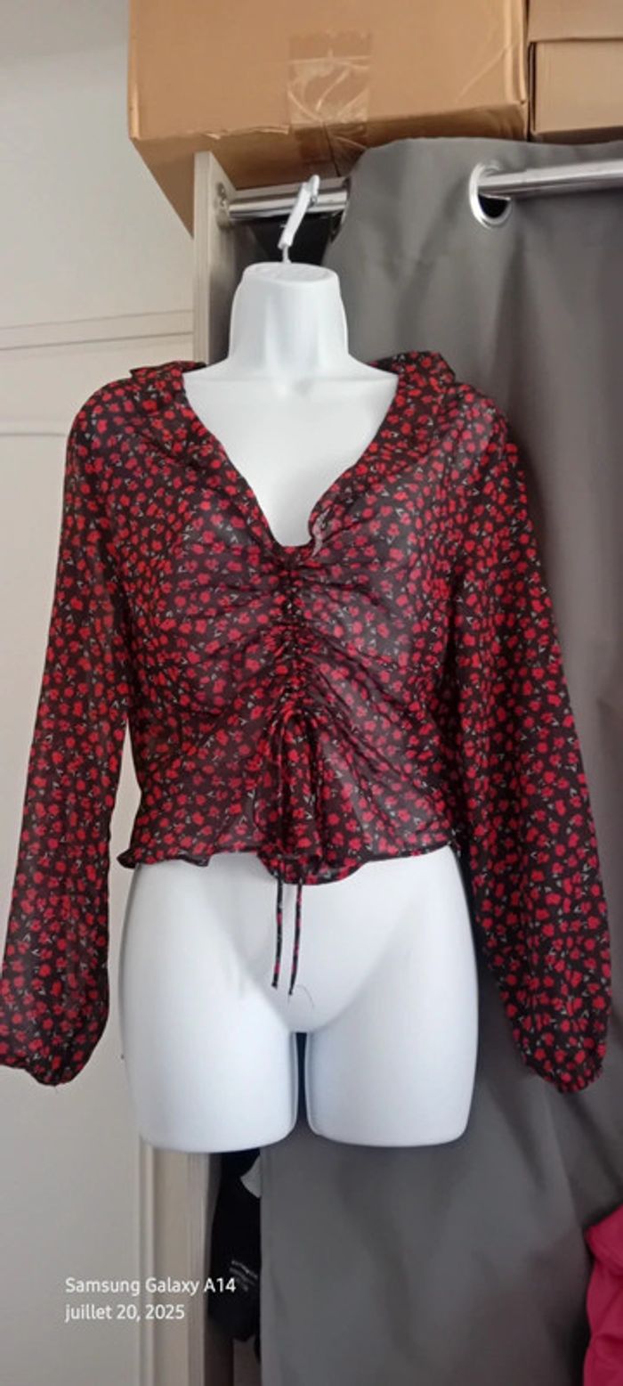 Blouse en voile col en V imprimé fleurs noir et rouge femme M bershka