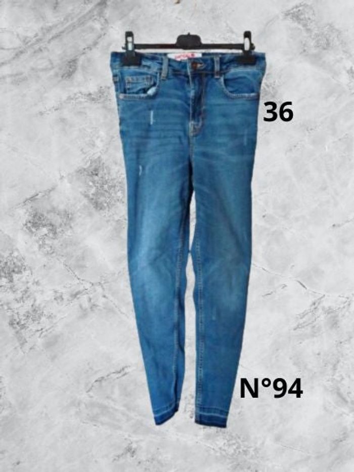 N°94 Jean bleu T36. Jennyfer. Taille haute, coupe slim.