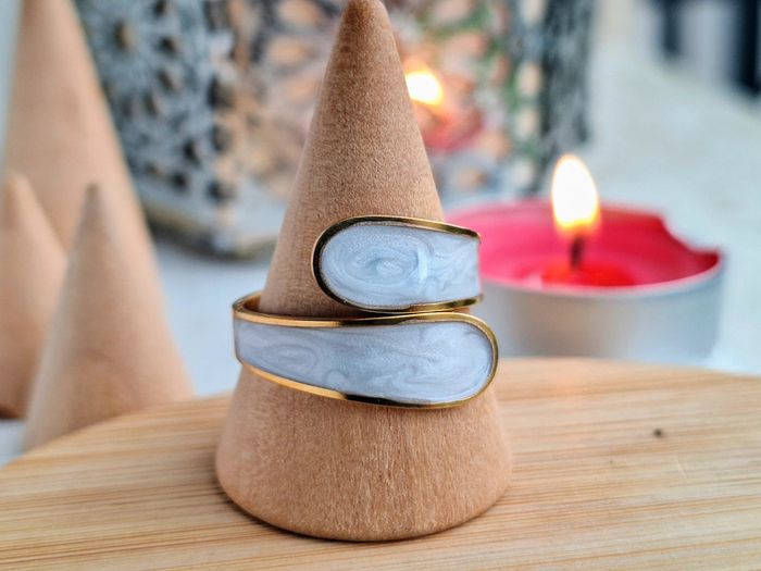 Bague Doré ouverte, avec du nacre blanc, Elégant et Minimaliste, Ajustable - photo numéro 3