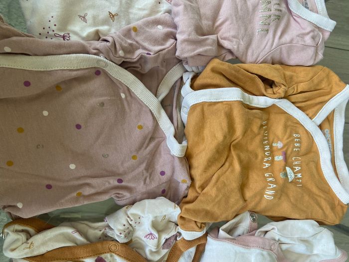 Lot bodys 1mois - photo numéro 2