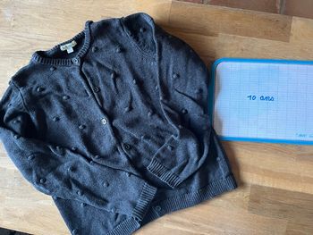 Gilet vertbaudet gris 10 ans tbe