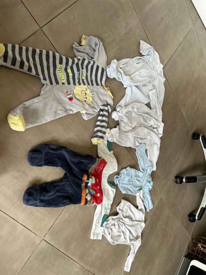 Lot 6 mois pyjamas et bodies - photo numéro 2