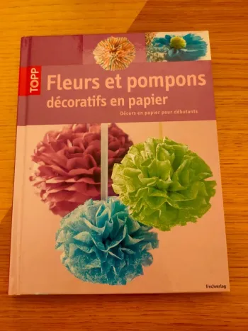 Fleurs et pompons décoratifs en papier