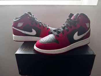 Jordan 1 Mid , Authentique-Taille US 6 ( EU 38.5 )
