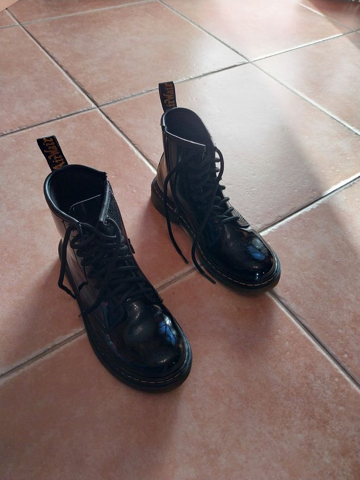 Dr  Martens 34 noires vernis - photo numéro 3