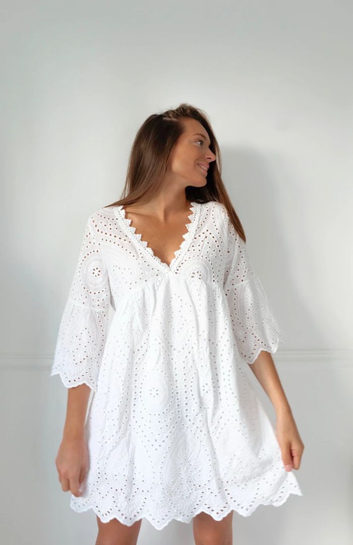 🌟 Robe blanche à broderie