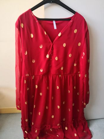 Robe rouge à pois dorés