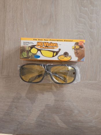 Neuves lunettes de soleil jaunes enveloppantes pour vision nocturne