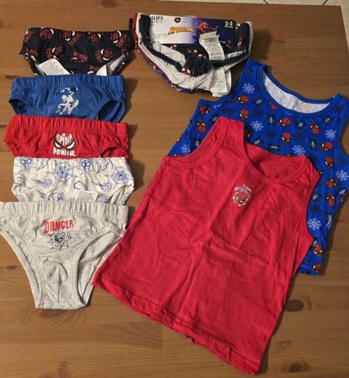 Neufs non portés  Lot maillots de corps 4ans🤩🥰 (taille pour 3ans) et slips marvel  3ans garçon 🤩🥰