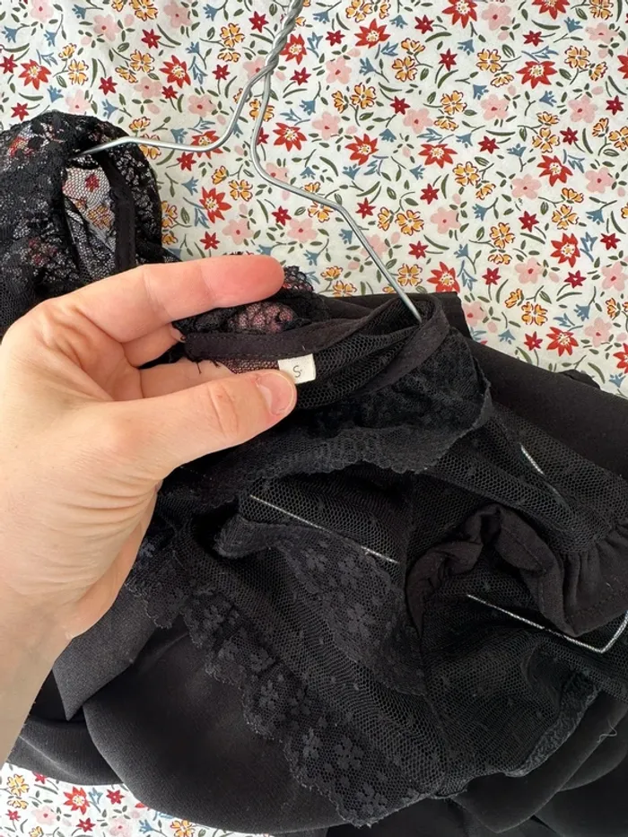 Haut noir à col dentelle - photo numéro 4