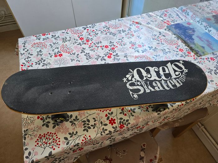 Skate  oxelo decathlon et un  casque