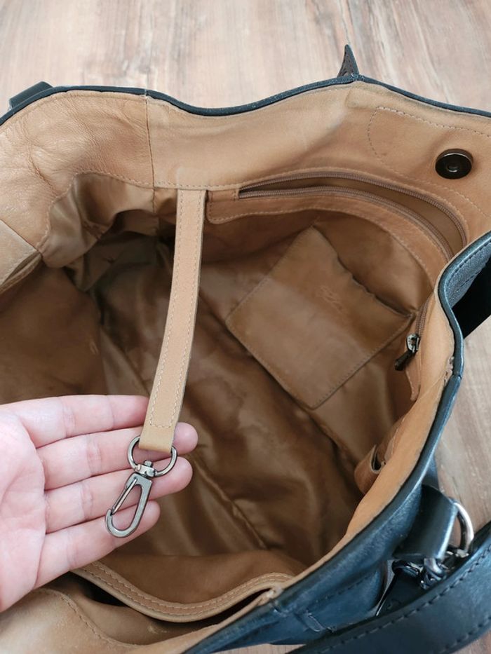 Sac a main longchamp 3D en cuir noir en bon état porte main ou épaule - photo numéro 12