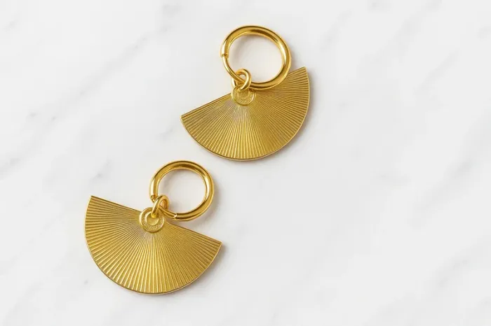 Boucles d'oreilles neuves acier inoxydable doré en forme d'éventail - photo numéro 2