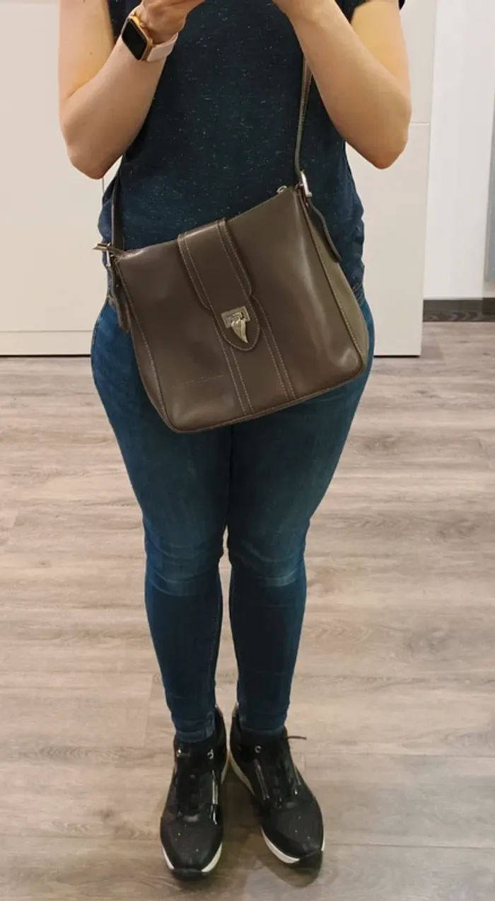 Sac besace bandoulière Lancaster cuir taupe - photo numéro 3
