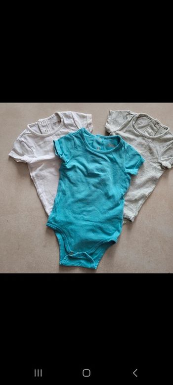 Lot bodys 6mois